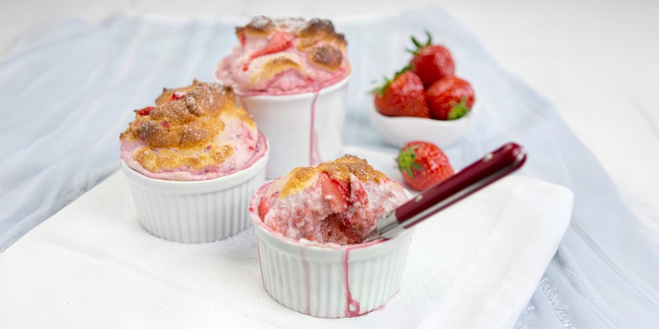 Συνταγή: Σουφλέ φράουλας έτοιμο σε 10 λεπτά -Ανοιξιάτικο και ανάλαφρο