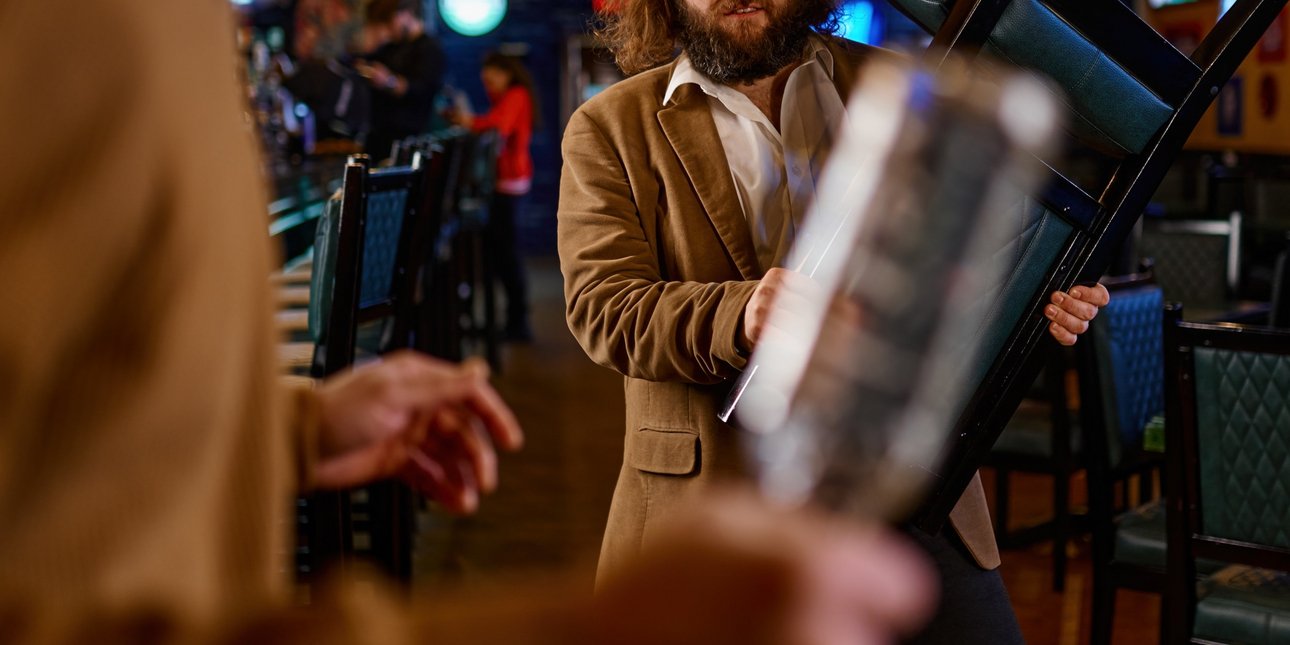 «Αμέρικαν μπαρ» στη Θεσσαλονίκη – Κουκουλοφόροι έκαναν γυαλιά - καρφιά νυχτερινό κέντρο