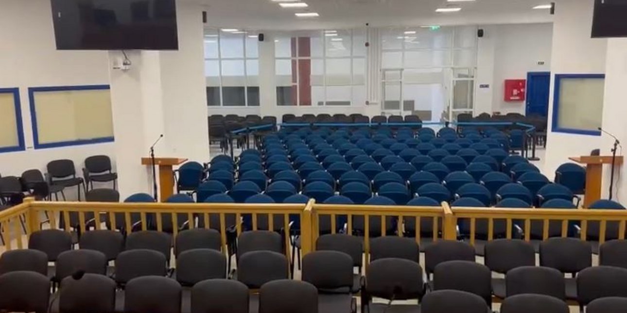 Δίκη των Τεμπών: Έτοιμη η ανανεωμένη αίθουσα -Μεγάλωσε η χωρητικότητα, τοποθετήθηκαν άλλα 50 καθίσματα [βίντεο]