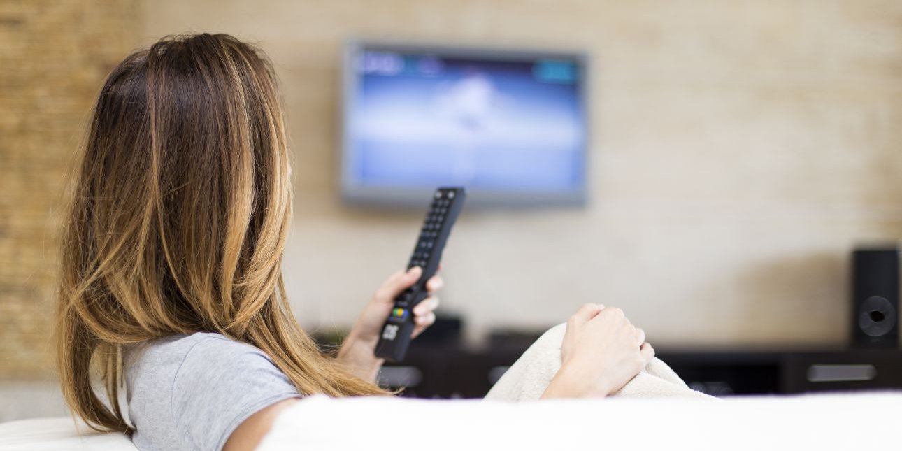 Γιατί κάποιοι έχουν την τηλεόραση ανοιχτή όλη μέρα; Οι ψυχολόγοι εξηγούν