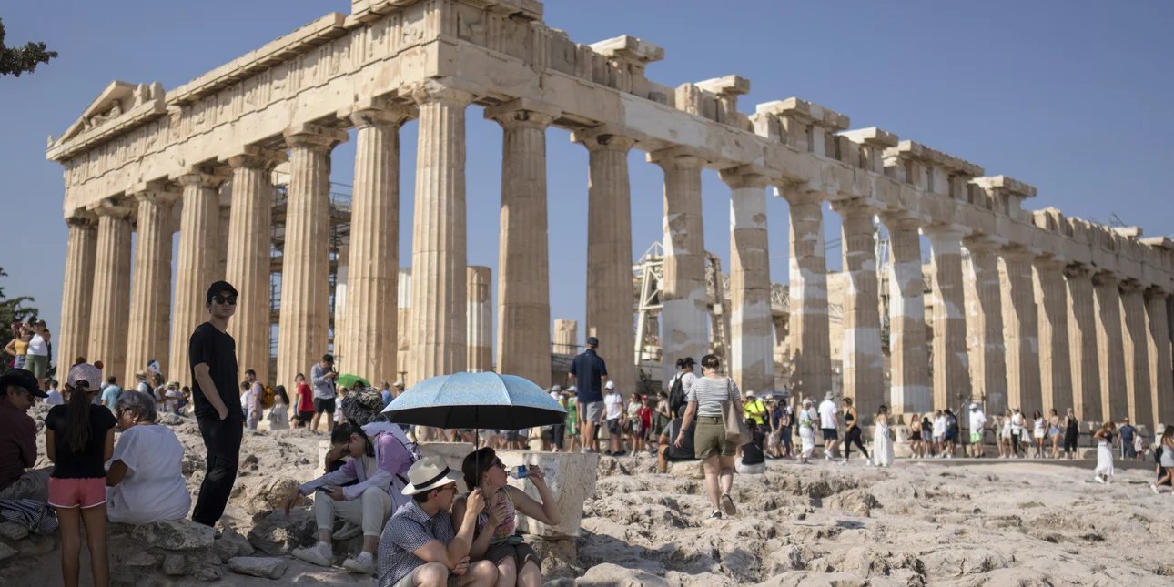 Η νέα γεωγραφία του τουρισμού στην Ελλάδα: Ρεκόρ αφίξεων το 2025, αλλά πιέσεις σε υποδομές και νερό