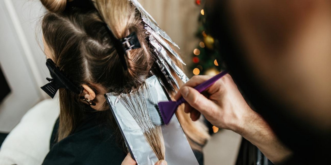 Το υλικό που υπάρχει σε κάθε κουζίνα και καλύπτει φυσικά τα γκρίζα μαλλιά