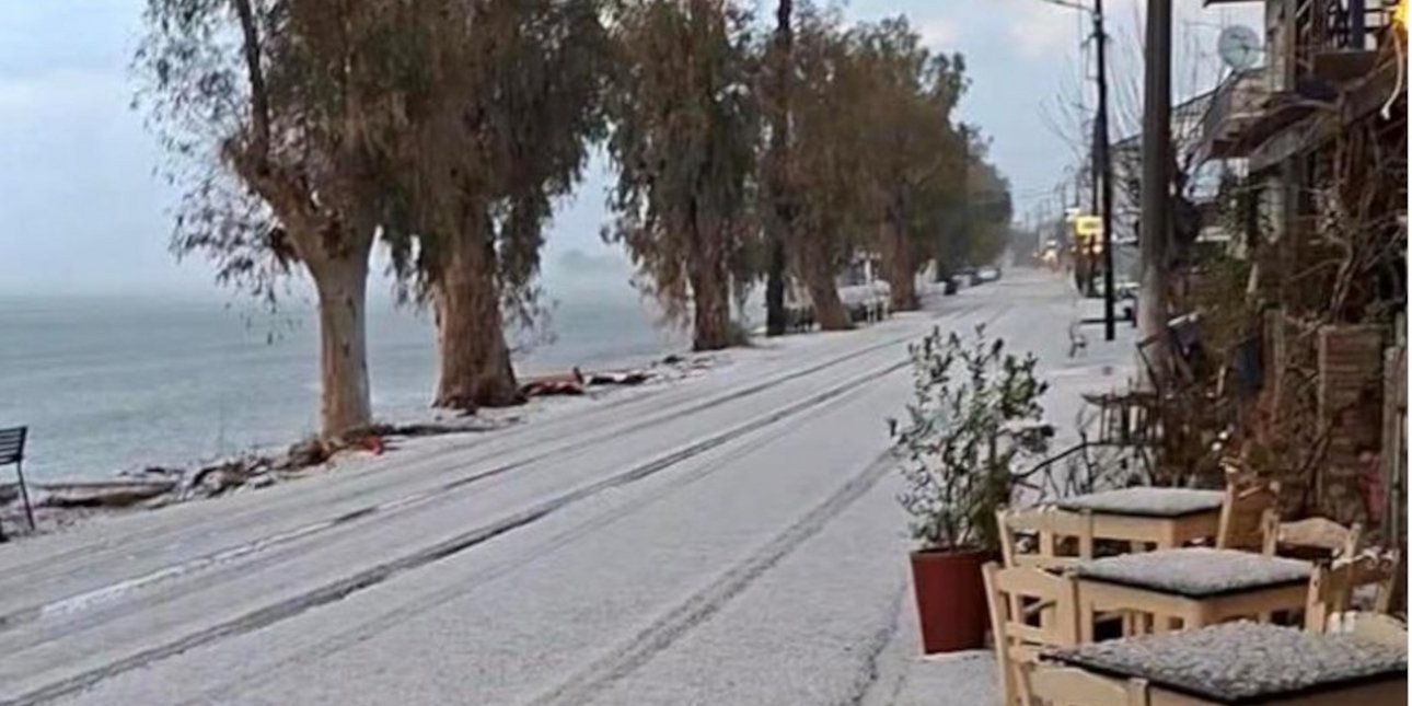 Έντονο χαλάζι στα Βραχνεΐκα -Ντύθηκε στα λευκά η παραλία [βίντεο]