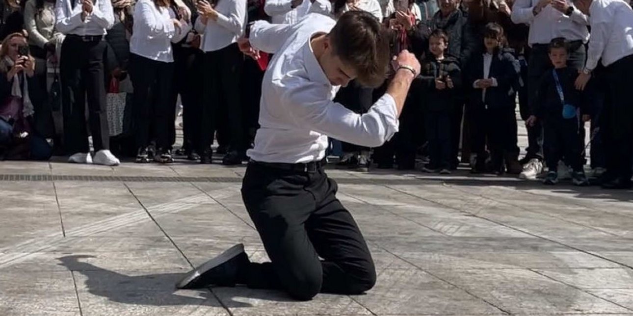 Ο νεαρός Μάνθος που χόρεψε ζεϊμπέκικο στο Σύνταγμα