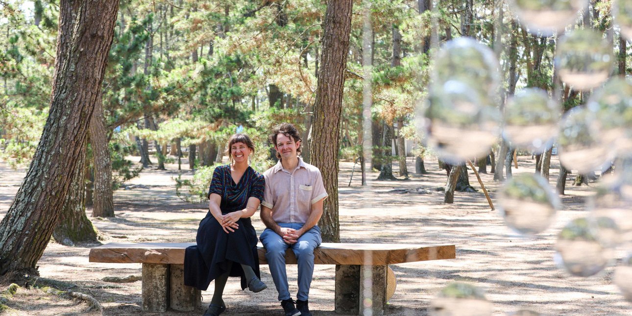 Caitlind and Wayne, οι δύο νικητές, μπροστά στο έργο τους /Photo by Wan Miao