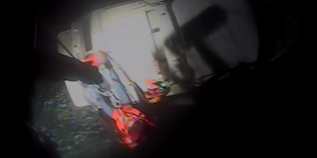 Δραματικό βίντεο: Ελικόπτερο της Ακτοφυλακής έσωσε 4 άτομα που πάλευαν με κύματα 4 μέτρων ανοικτά του Λονγκ Άιλαντ [βίντεο]