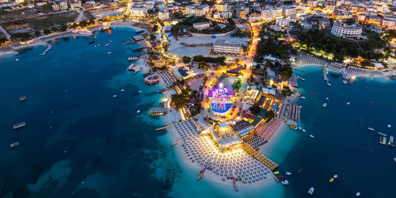 Αυτό είναι το νέο διαμάντι της Αλβανίας -Ο δρόμος πάνω στη θάλασσα που οδηγεί στο διασημότερο τουριστικό θέρετρο