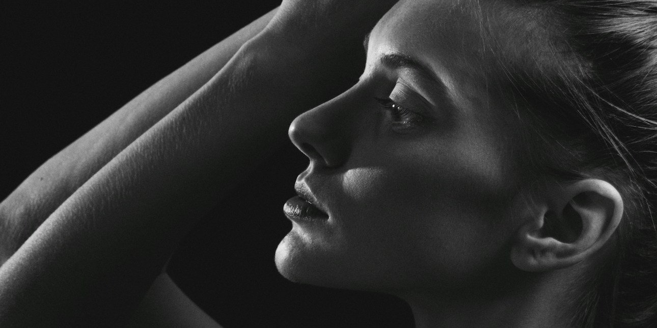 Bαζελίνη στο πρόσωπο το βράδυ: Πώς να την εφαρμόζετε σωστά για να σας χαρίσει αψεγάδιαστη επιδερμίδα