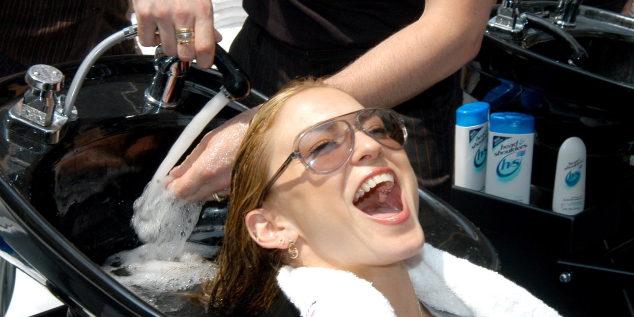 Όλοι κάνουν αυτό το λάθος στο λούσιμο -Ειδικοί αποκαλύπτουν την συνήθεια που μπορεί να καταστρέψει τα μαλλιά