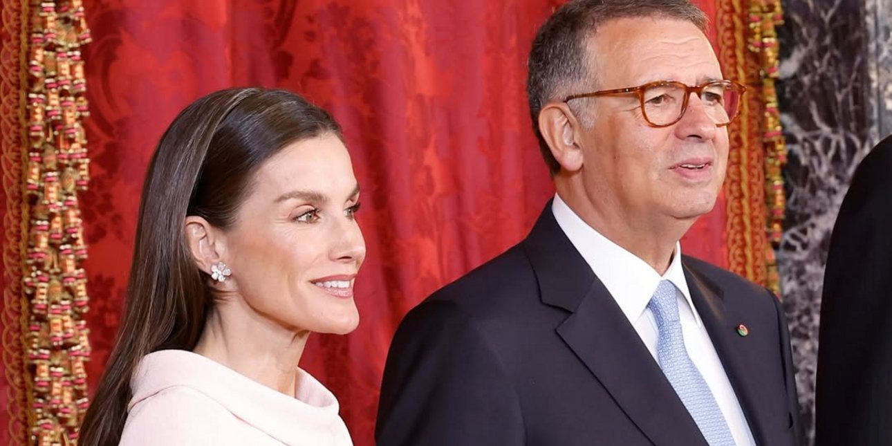 Η βασίλισσα Λετίθια με το φόρεμα στο χρώμα που κυριαρχεί φέτος την άνοιξη