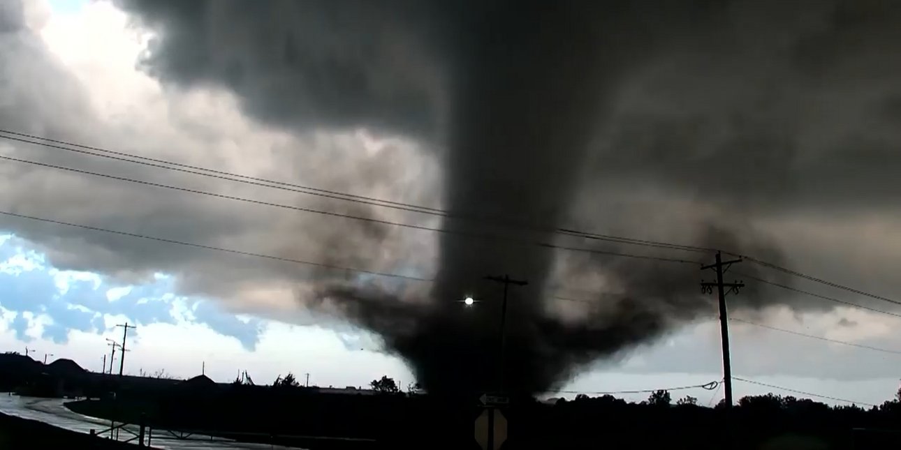 Εντυπωσιακές εικόνες από τον τεράστιο ανεμοστρόβιλο που σάρωσε την Οκλαχόμα - Σαν σκηνή από ταινία του Χόλιγουντ [βίντεο]