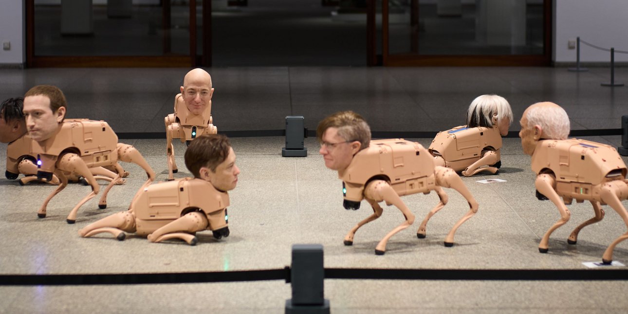 Ρομποτικά σκυλιά με κεφάλια του Μασκ, του Μπέζος και του Ζούκεμπεργκ, σε δυστοπική έκθεση στο Βερολίνο -Βίντεο, φωτογραφίες