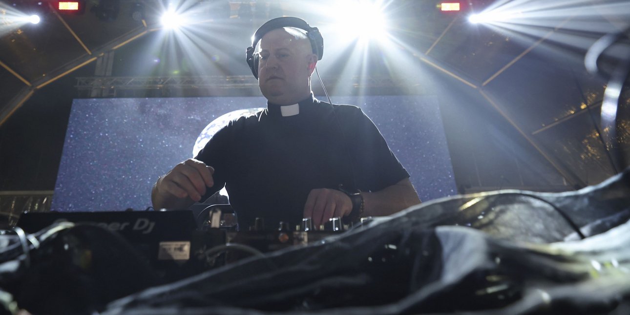 Τεράστιο rave party αφιερωμένο στον Πάπα Φραγκίσκο στο Μπουένος Άιρες -Στα decks ο διάσημος Πάτερ-Dj Γκιγιέρμε -Βίντεο