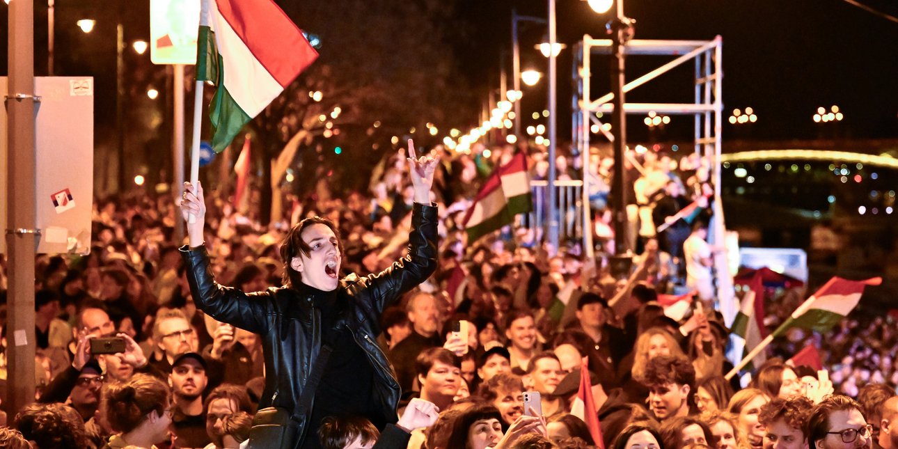 «Bella Ciao»: Νεαροί Ούγγροι πανηγυρίζουν την ήττα του Όρμπαν στους δρόμους της Βουδαπέστης -Δείτε βίντεο