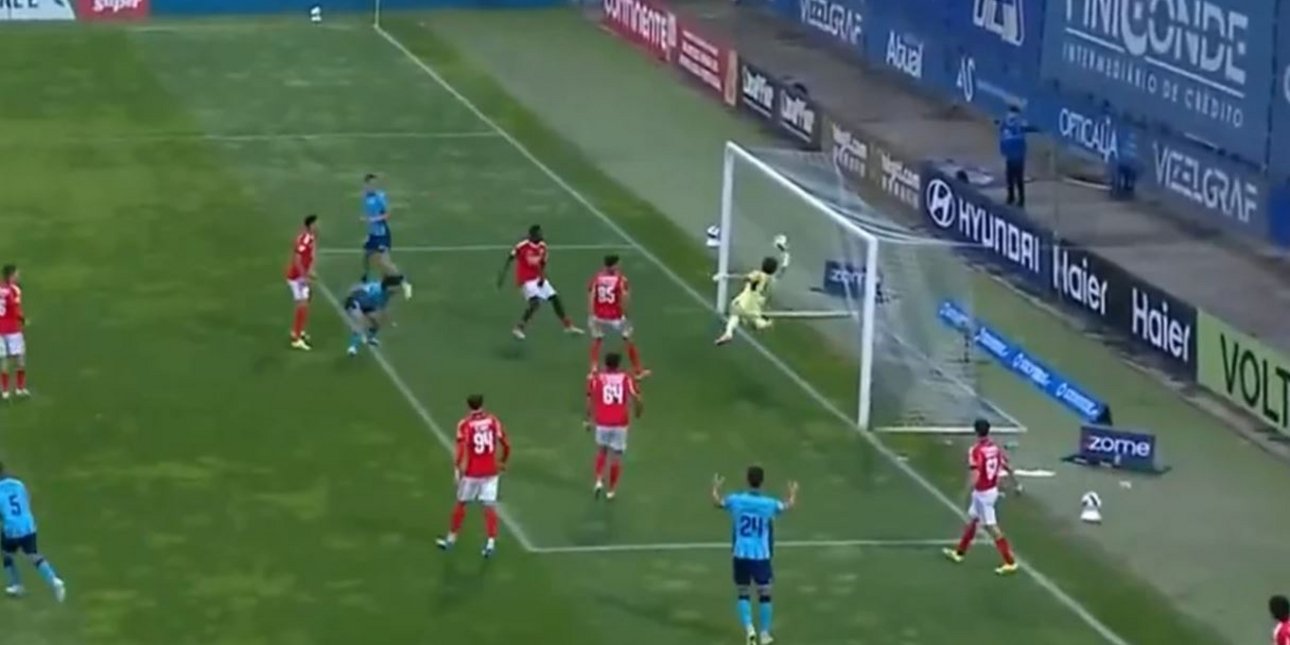 «Κατέρριψε τους νόμους της φύσης»: Απίθανη απόκρουση 19χρονου τερματοφύλακα στην Πορτογαλία