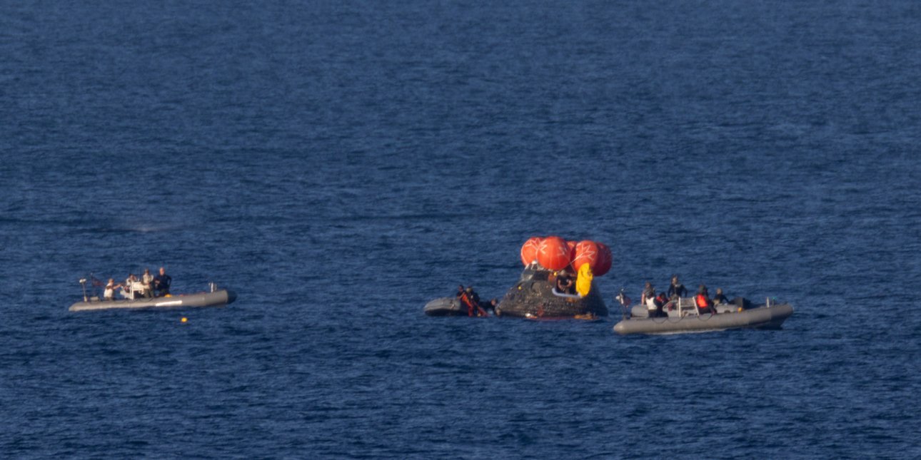 Artemis II: Η συγκινητική στιγμή που άνοιξαν την πόρτα της κάψουλας με τους 4 αστροναύτες στη μέση του ωκεανού