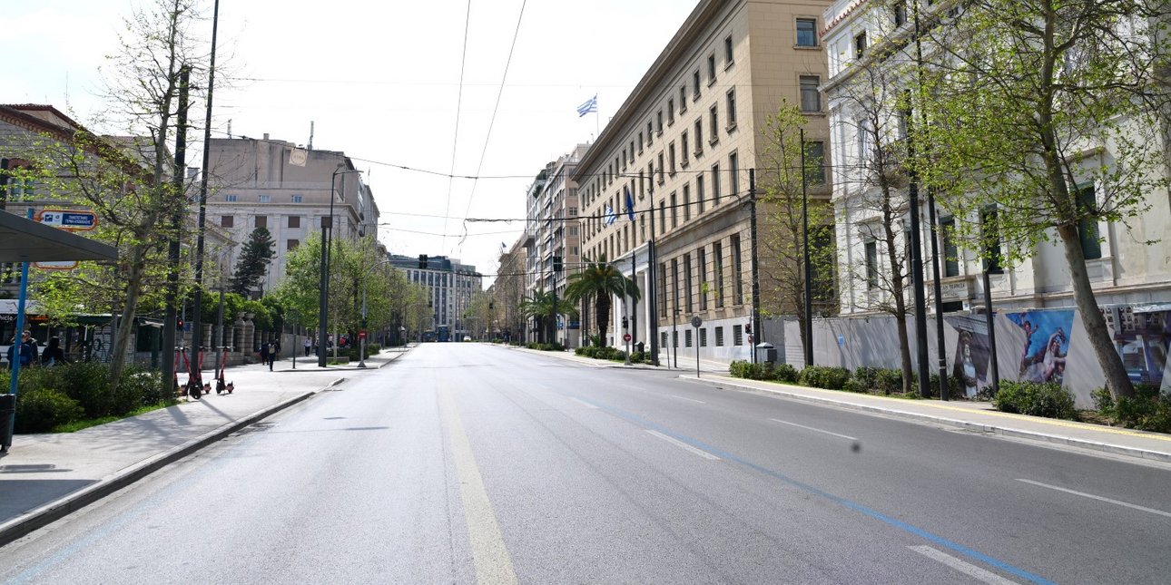 Άδεια η Αθήνα την Κυριακή του Πάσχα, μόνο τουρίστες κυκλοφορούν στο κέντρο [εικόνες]