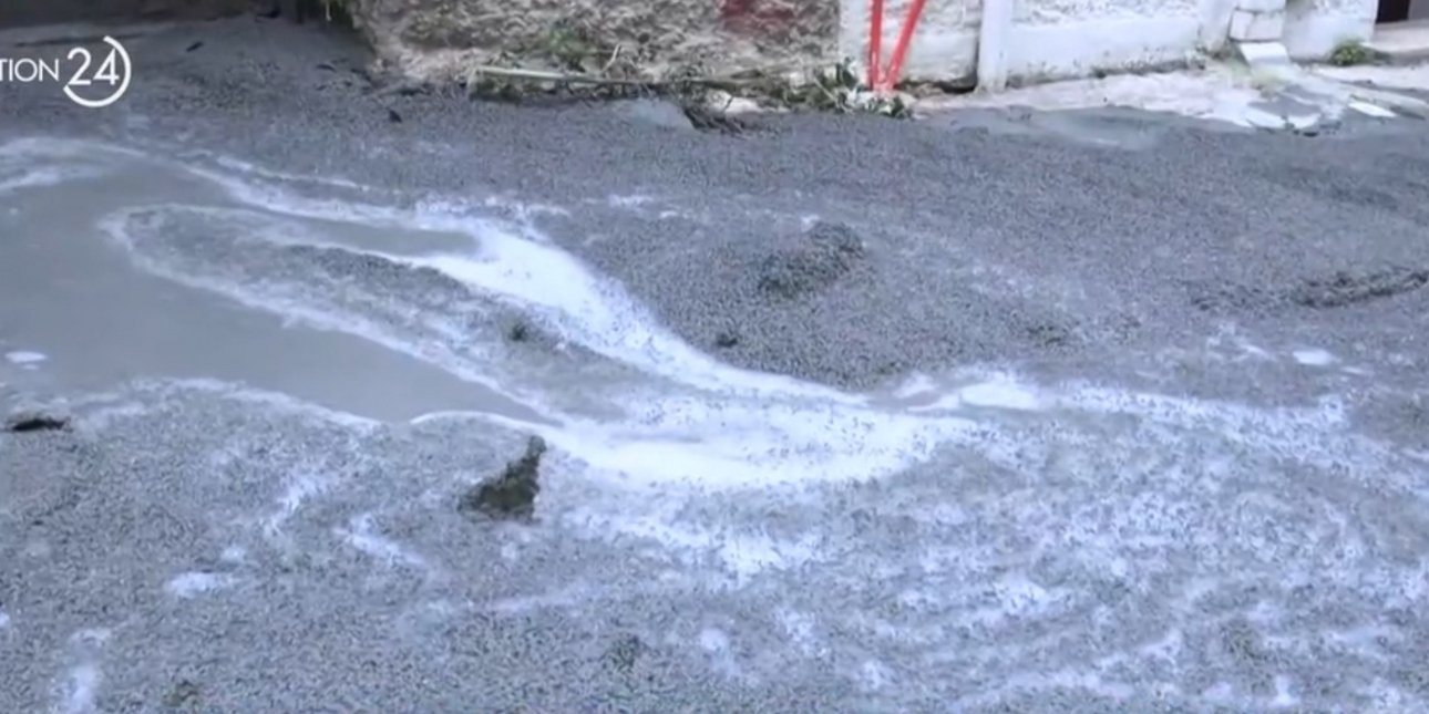 Τι είναι ο αθηναϊκός σχιστόλιθος που αναβλύζει από αυλή σε σπίτι στην Κυψέλη