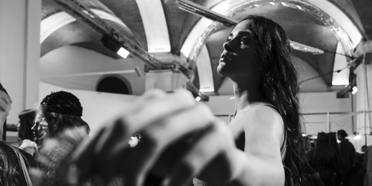 Dry brushing: Η ειδική τεχνική απολέπισης που χαρίζει λεία και φωτεινή επιδερμίδα