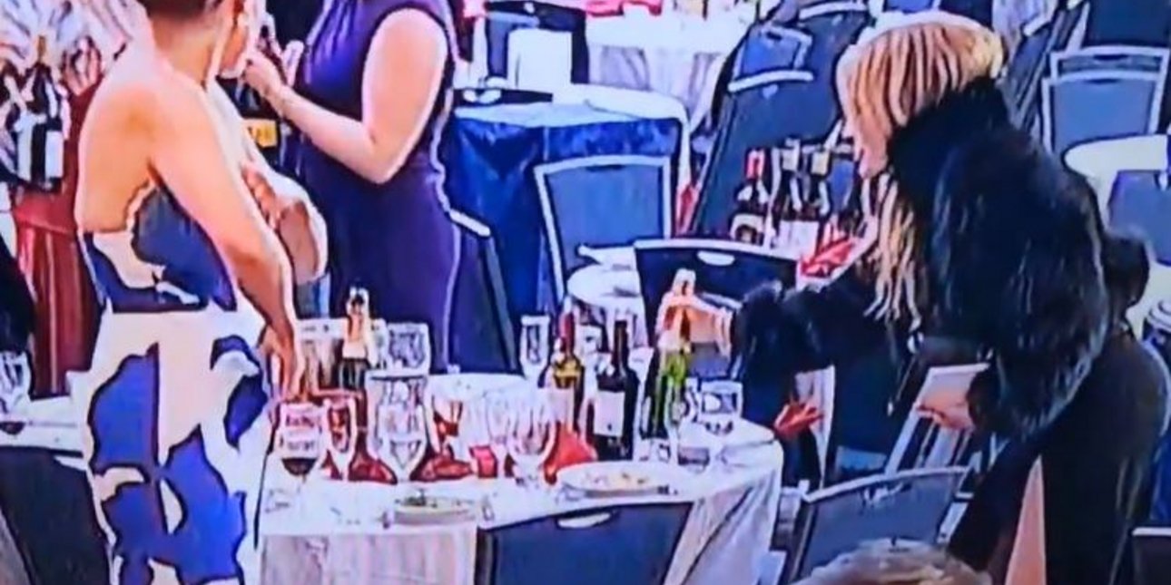 Viral βίντεο: Καλοντυμένη γυναίκα άρπαξε κρασιά μετά την επίθεση στο δείπνο των ανταποκριτών του Λευκού Οίκου