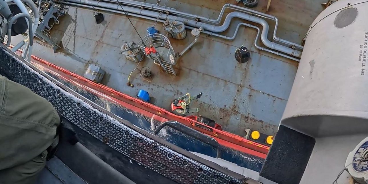 Super Puma σε αποστολή διάσωσης πληρώματος τάνκερ – Εντυπωσιακό βίντεο από την Πολεμική Αεροπορία