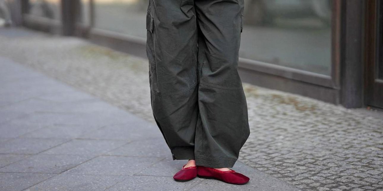Cargo παντελόνι: Το versatile κομμάτι που επιστρέφει από τα '00s και φοριέται από το γραφείο μέχρι τις casual εξόδους