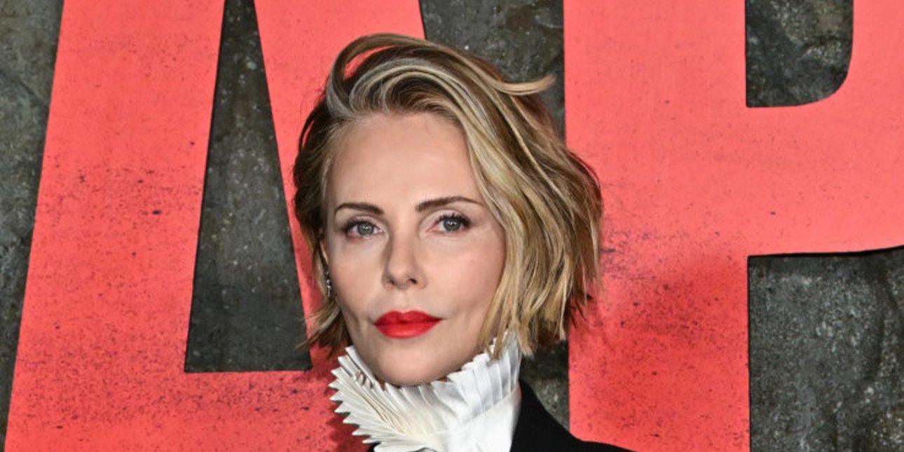 Αδιανόητα σέξι η Σαρλίζ Θερόν -Γυμνή από τη μέση και πάνω, με ένα σακάκι ξεκούμπωτο σε πρεμιέρα