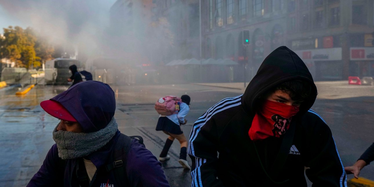 Χιλή: Στους δρόμους μαθητές και φοιτητές εναντίον των δημοσιονομικών περικοπών του προέδρου Καστ