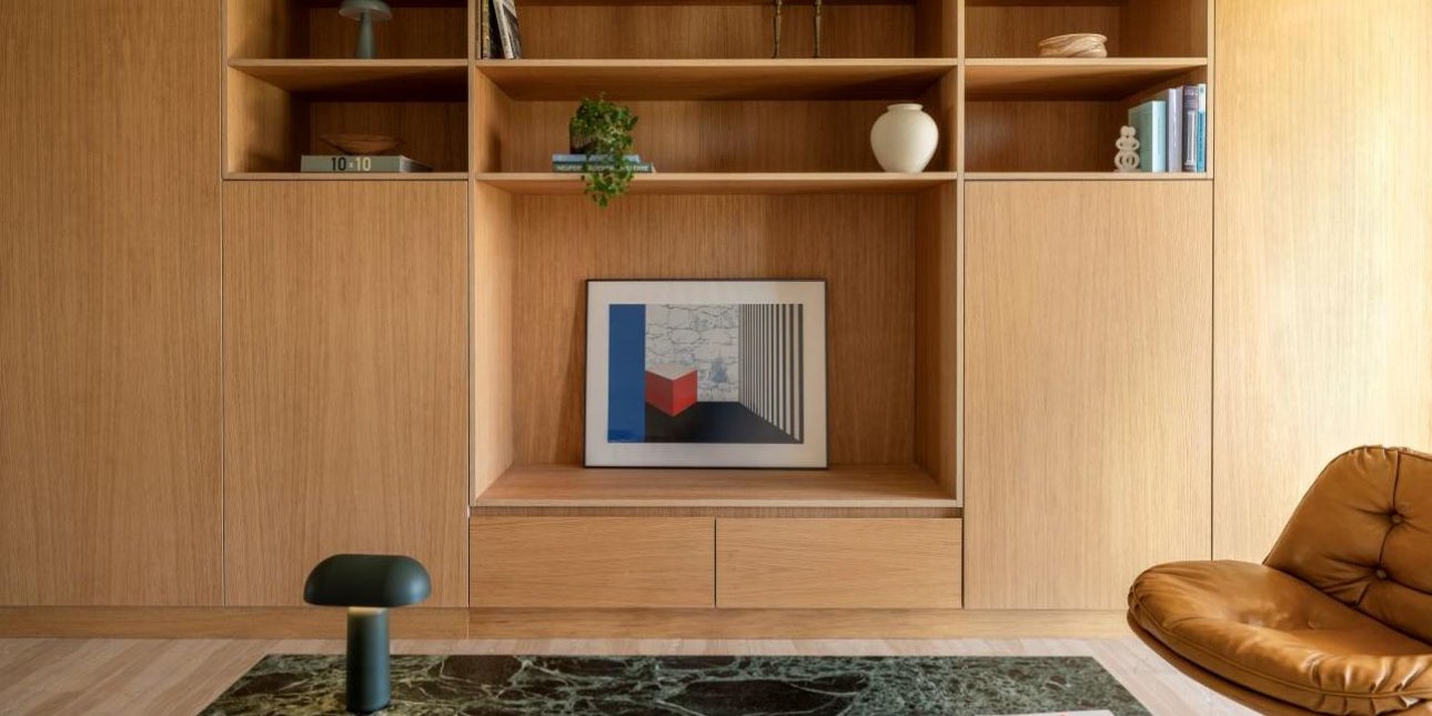 Το εντυπωσιακό σπίτι στη Βουλιαγμένη που αλλάζει τα δεδομένα του minimal design -Με έμφαση στο ξύλο και το φως