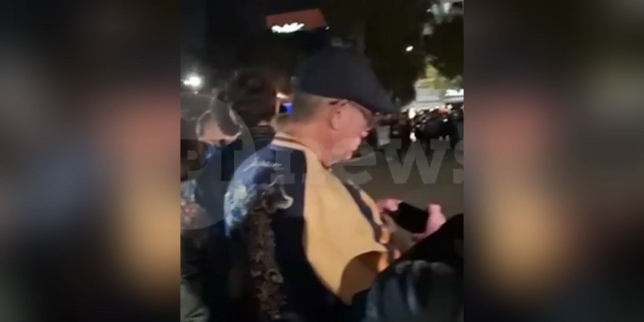 Ο «James Bond» στην Γλυφάδα: Ο Ντάνιελ Γκρεγκ παρακολούθησε την περιφορά του Επιταφίου στον Άγιο Κωνσταντίνο [βίντεο]