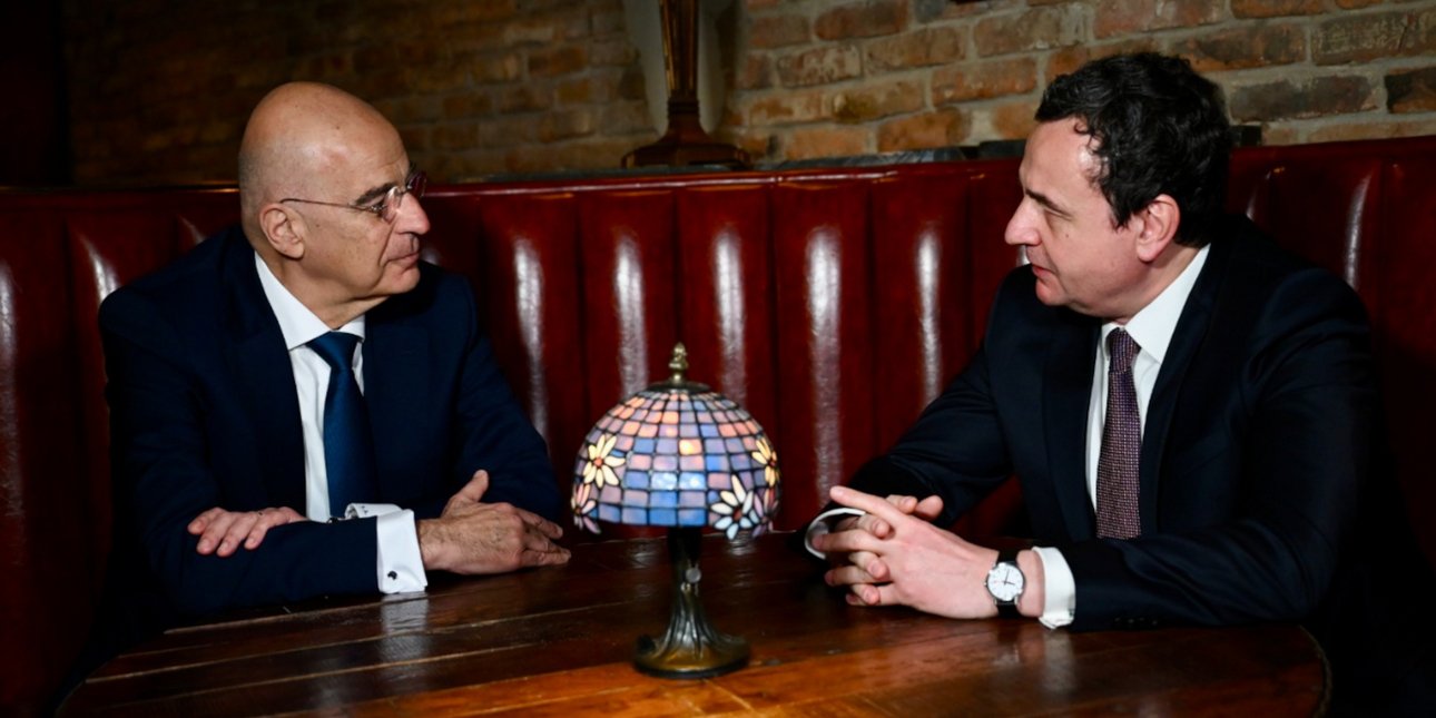 Στην Πρίστινα ο Ν. Δένδιας: Πρόγευμα εργασίας με τον πρωθυπουργό του Κοσόβου