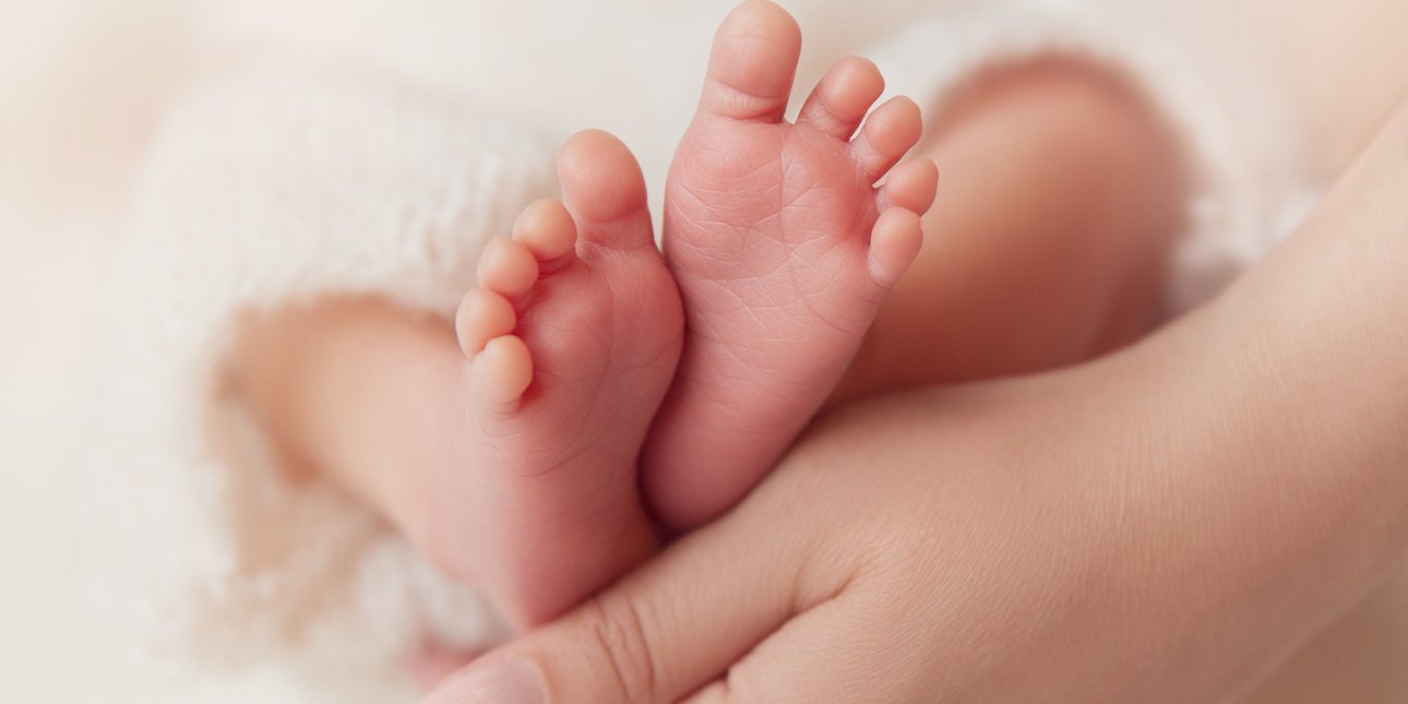 Αυτές οι δίδυμες αδελφές γέννησαν την ίδια ημέρα με διαφορά 14 λεπτών: Η όμορφη ιστορία τους