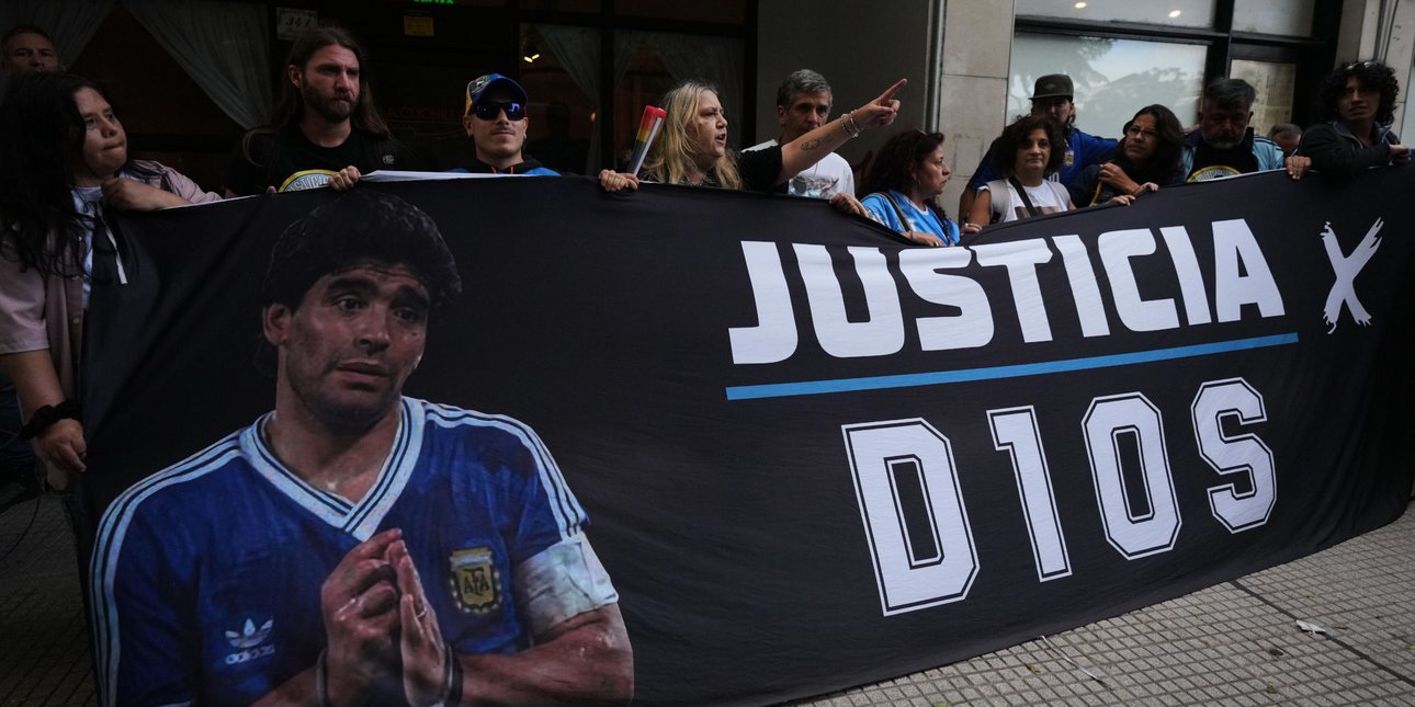 Δριμύ «κατηγορώ» από τον εισαγγελέα προς την ιατρική ομάδα στη νέα δίκη για το θάνατο του Ντιέγκο Μαραντόνα