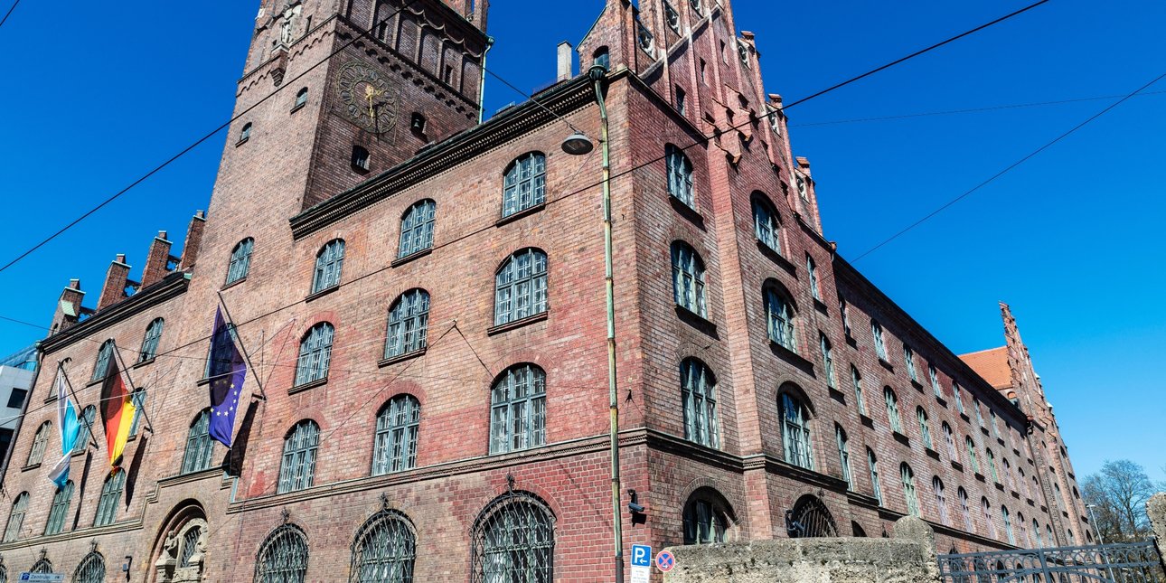 Δικαστήριο στη Γερμανία δικαίωσε διανομέα που πήδηξε πάνω στο πολυτελές SUV πελάτη επειδή τρόμαξε από τα σκυλιά του