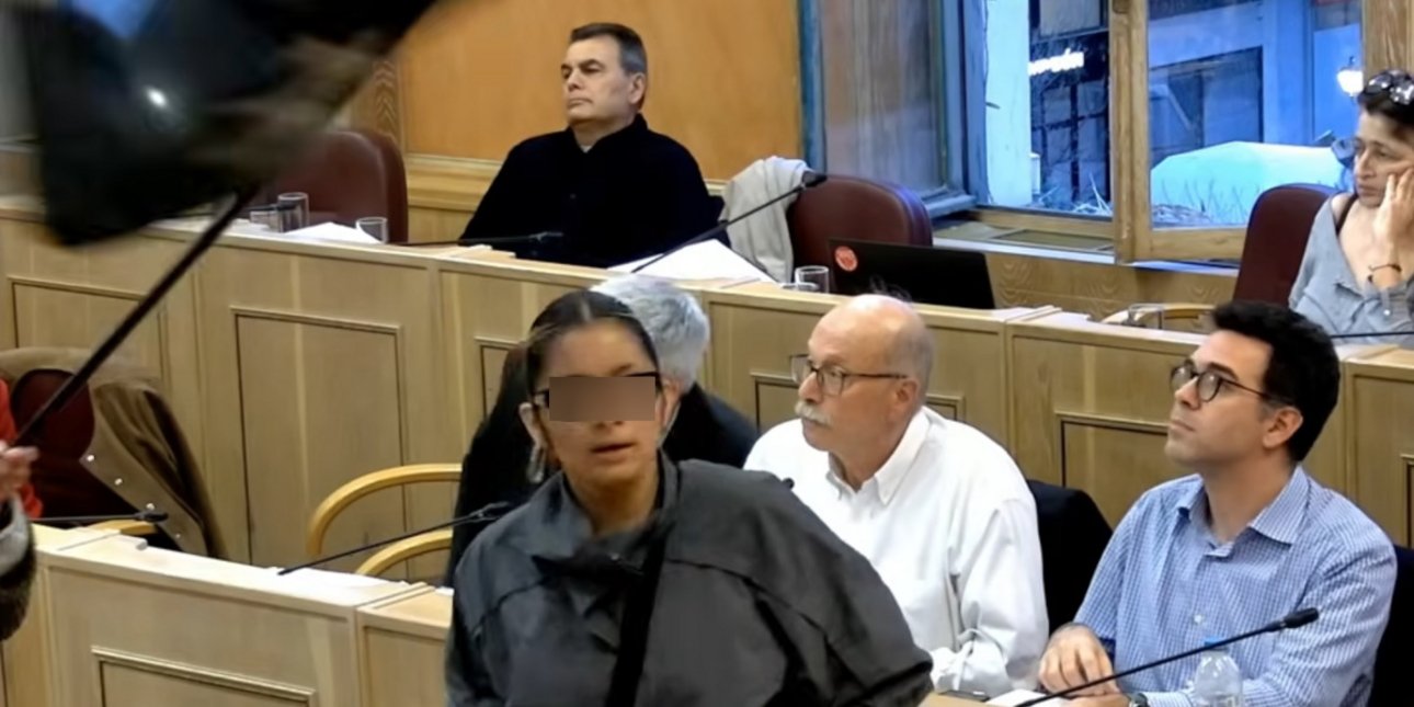 Νεαρές εισέβαλαν στο δημοτικό συμβούλιο της Αθήνας -Διαμαρτύρονταν για τα Προσφυγικά, δείτε βίντεο