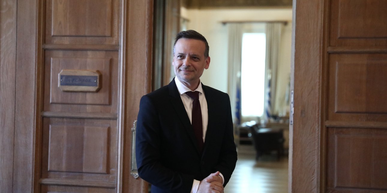 Χ. Δούκας στην Guardian: Η Αθήνα δεν μπορεί να λειτουργεί σαν ένα τεράστιο ξενοδοχείο -Τα μέτρα που προτείνει