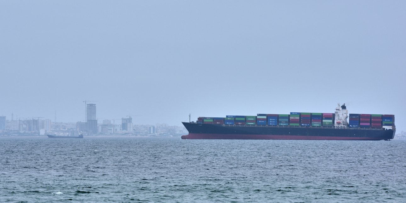 Θρίλερ στα κλειστά Στενά του Ορμούζ -Μετά τα ιρανικά πυρά σε δύο πλοία, επίθεση με πύραυλο σε εμπορικό