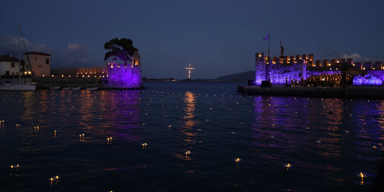 Σε κλίμα κατάνυξης η Περιφορά Επιταφίου σε όλη τη χώρα με τη συμμετοχή χιλιάδων πολιτών: Δείτε εικόνες από Αθήνα και Περιφέρεια
