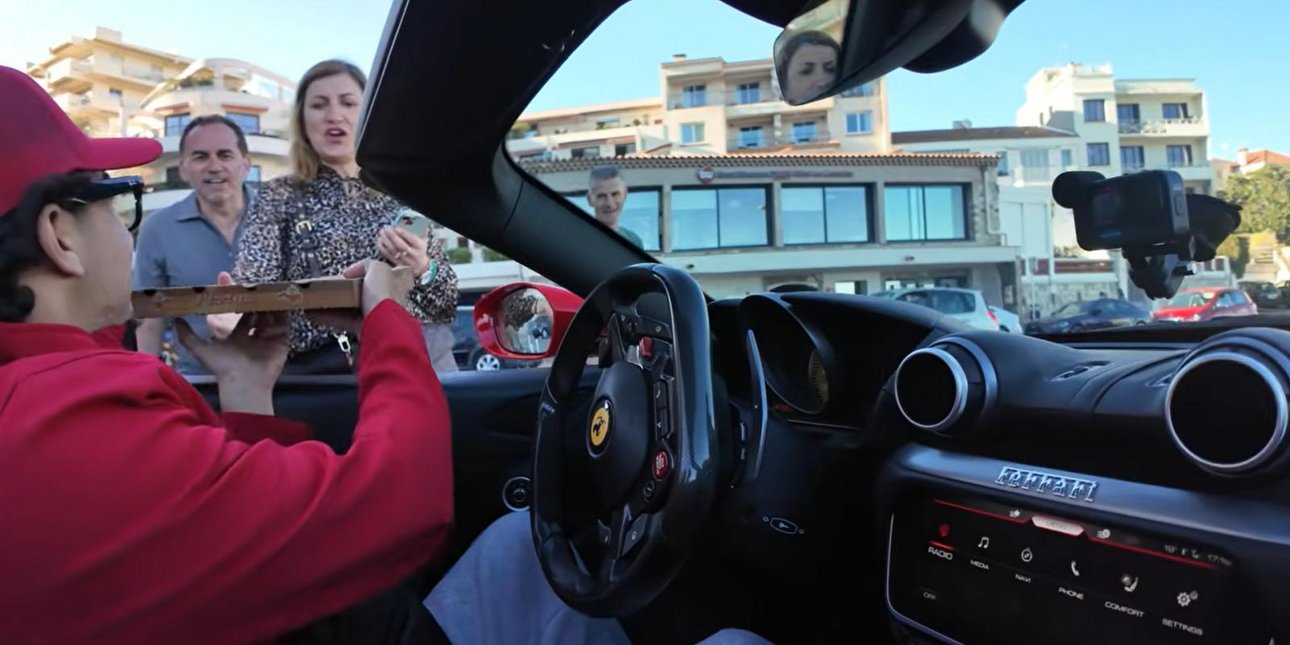 Ντελιβεράς παραδίδει πίτσες με Ferrari -Ο διανομέας που έγινε viral [βίντεο]