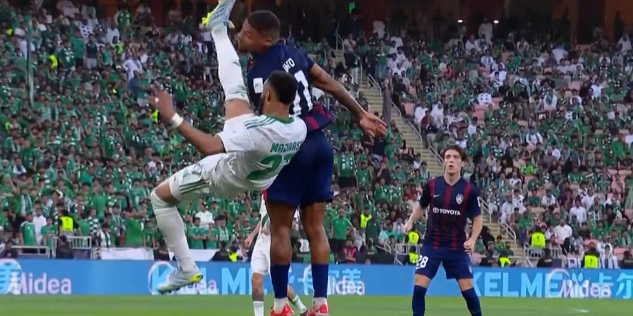 Σοκ με πρώην παίκτη του ΠΑΟΚ: Δέχθηκε κλωτσιά στο κεφάλι και έπεσε αναίσθητος μέσα στο γήπεδο [βίντεο]