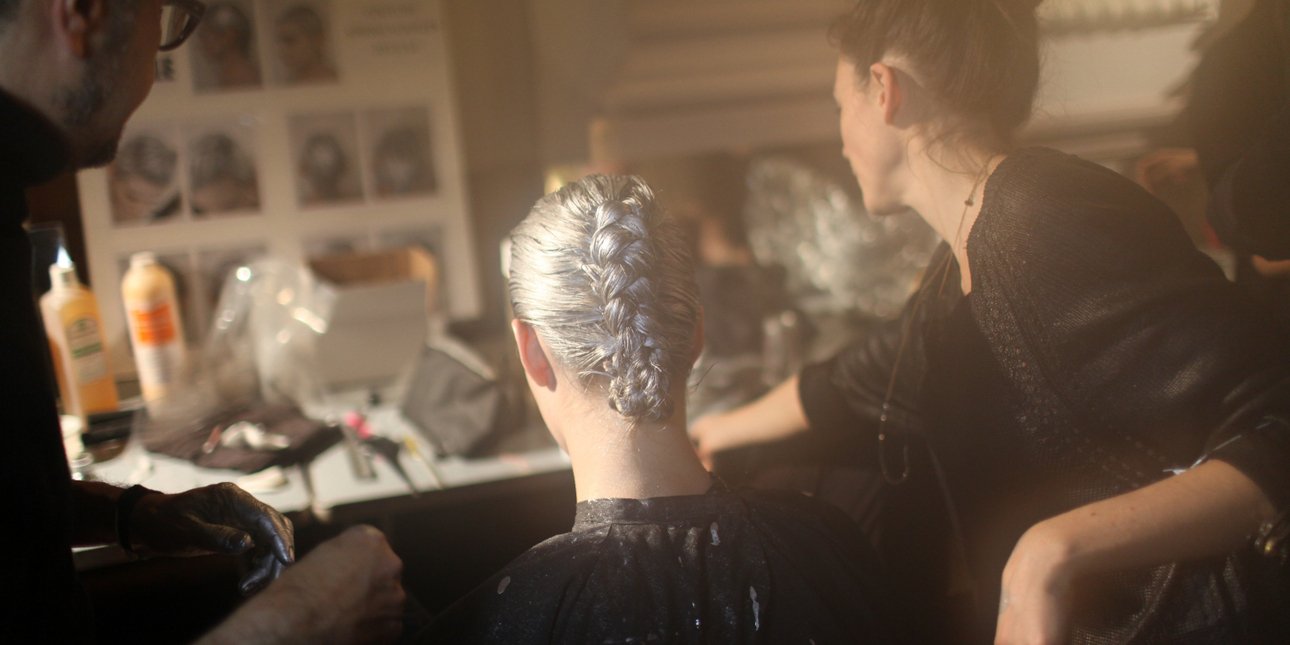 Grey blending: Η τεχνική βαφής που αφήνει τα γκρίζα μαλλιά να δείχνουν φυσικά, χωρίς ρίζα