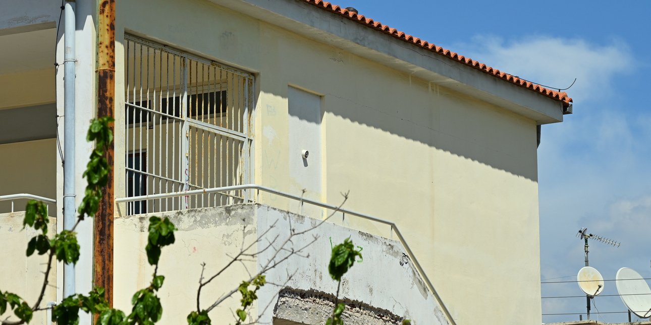 Σε πολύ κρίσιμη κατάσταση η 13χρονη που έπεσε από μπαλκόνι σχολείου στο Χαϊδάρι -Περίπου 3,5 ώρες κράτησε το χειρουργείο