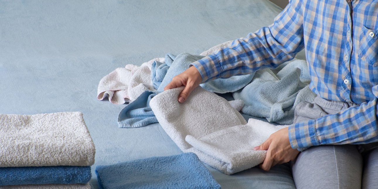 Πιο οργανωμένη ντουλάπα λευκών ειδών: Ένας έξυπνος τρόπος για να διπλώνετε και να αποθηκεύετε τις πετσέτες