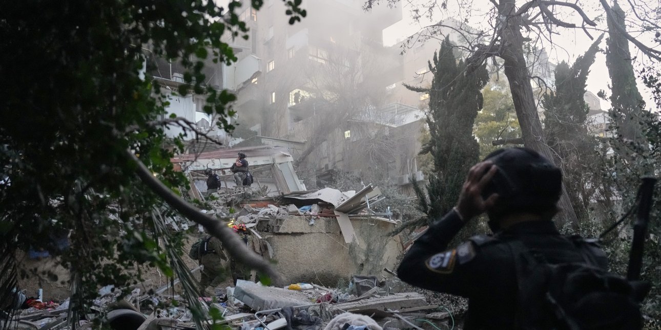 Ισραήλ: Τέσσερις τραυματίες από ιρανικό χτύπημα σε πολυκατοικία στη Χάιφα [εικόνες]