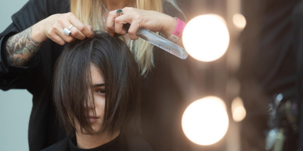 Κρις Έιπλτον: Ο κομμωτής των σταρ αποκαλύπτει -Τα 4 κουρέματα που προσθέτουν χρόνια στις γυναίκες