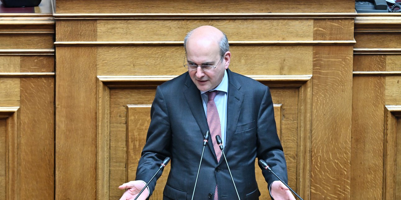 Υπερψηφίστηκε το νομοσχέδιο για τη δημόσια διοίκηση -Χατζηδάκης: «14 τομές για τον περιορισμό της γραφειοκρατίας»