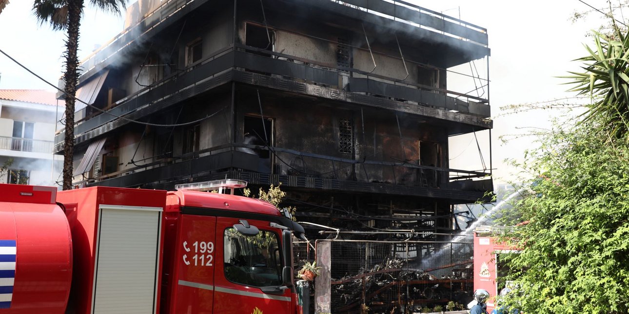 «Ακούστηκαν εκρήξεις, άρπαξαν οι τέντες και η φωτιά έγινε ανεξέλεγκτη» -Οι μαρτυρίες των κατοίκων για τη μεγάλη φωτιά στο Ίλιον