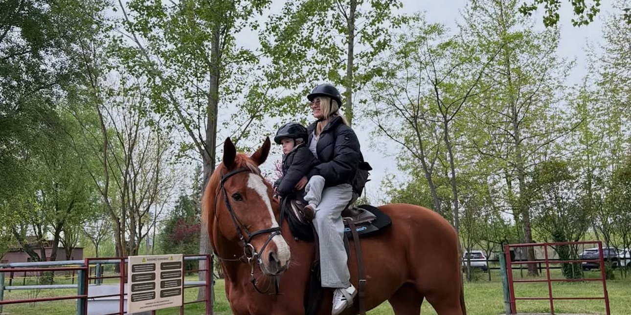 Από influencer αμαζόνα η Ιωάννα Τούνη-Τα μαθήματα ιππασίας με το γιο της Πάρη [βίντεο]