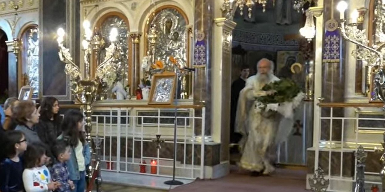 Χίος: Ο «ιπτάμενος» ιερέας έκανε την Πρώτη Ανάσταση στην Ευαγγελίστρια