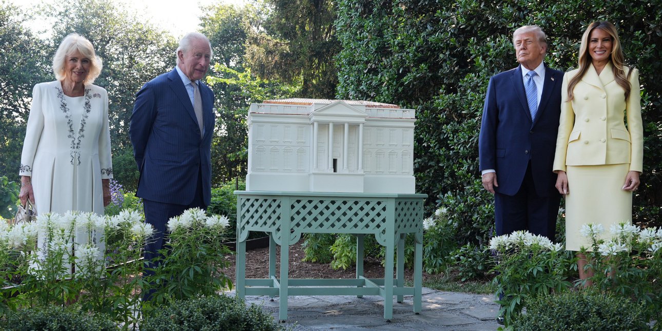 Λίγες ώρες μετά την επίθεση, Τραμπ και Μελάνια υποδέχτηκαν Κάρολο και Καμίλα στον Λευκό Οίκο -Η βόλτα στους κήπους [εικόνες]